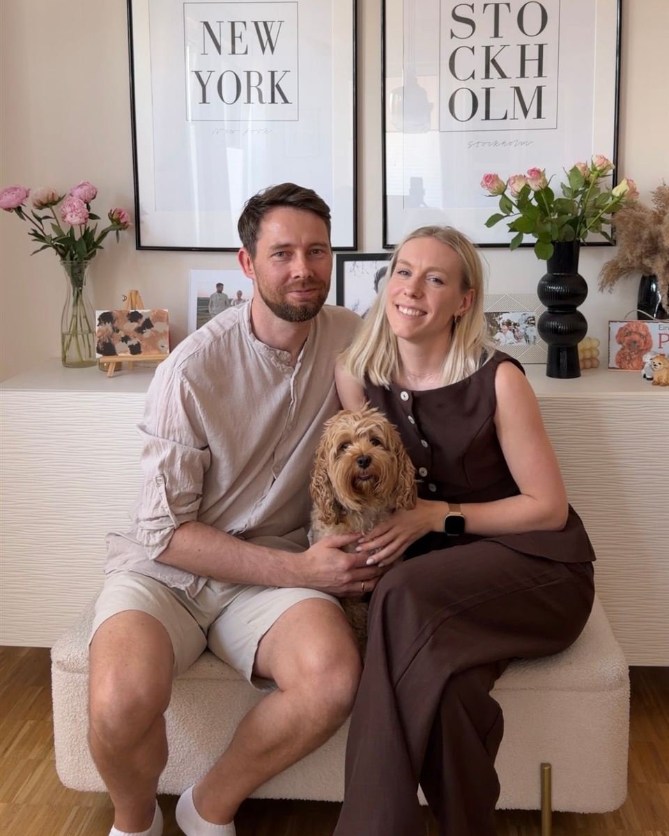 Mareike Grüner und ihr Partner sitzen mit ihrem Hund Tuula auf einer Bank