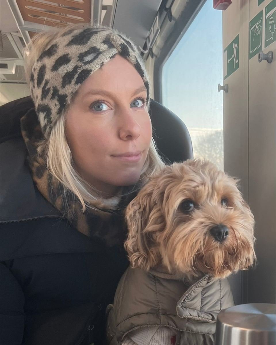 Mareike Grüner mit ihrem Hund Tuula im Zug